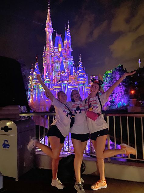 disney world, night, castle Disney Bff Pictures, Disney World Pics With Friends, Pictures To Take At Disney World, Disney With Friends, Disneyland Poses, Disneyworld Pictures, Night Castle, Disney Bands, Disney Poses