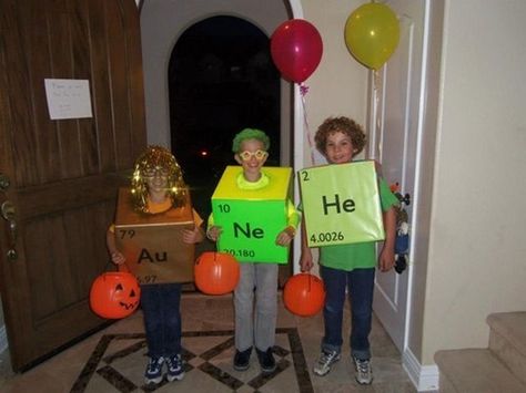 My future kids stand no chance of not being a nerd! these costumes are amazing! And I will make them go trick o' treating till we finish the periodic table Science Costumes, Pun Costumes, Video Game Costumes, Halloween Science, Hallowen Ideas, Science Themes, Creative Costumes, Game Costumes, Head Start