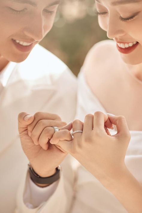 Engagement Rings Photoshoot Ideas, Korean Wedding Ring, Prewedding Pose, Korean Pre Wedding Photoshoot, Korean Wedding Photoshoot, Couple Wedding, Prenup Photoshoot Ideas, Prewedding Ideas, Pose Prewedding