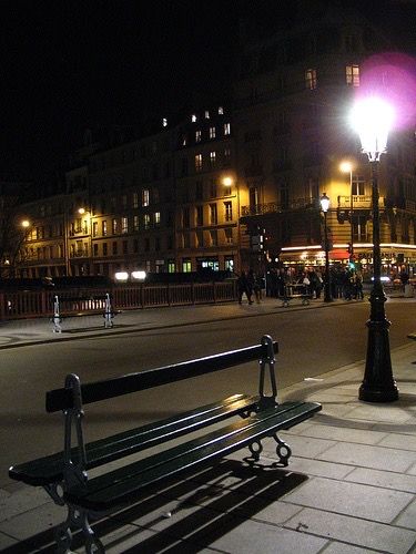 Bangku Taman Aesthetic, Park Bench Aesthetic, Bench At Night, Bench Aesthetic, Street Bench, France Country, Park Benches, Garden Benches, Street Lights