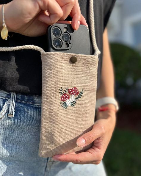 Embroidery Purse Pattern, Tote Bag Ideas, Handmade Fabric Purses, Diy Earrings Materials, Embroidery Purse, Handmade Fabric Bags, Leather Hip Bag, Diy Bag Designs, Purse Cute