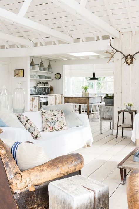 Rustic Cottage Living Room, Salons Cottage, Coastal Cottage Living Room, Cottage Style Living Room, Open Family Room, Big Trees, Room Tips, Knotty Pine, Cottage Living Rooms