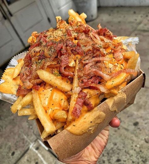 OMG- these look amazing. 5 Guys, Cheesy Fries, Fatty Foods, Extreme Food, Bacon Fries, Food Goals, Food Obsession, Cafe Food, Interesting Food Recipes