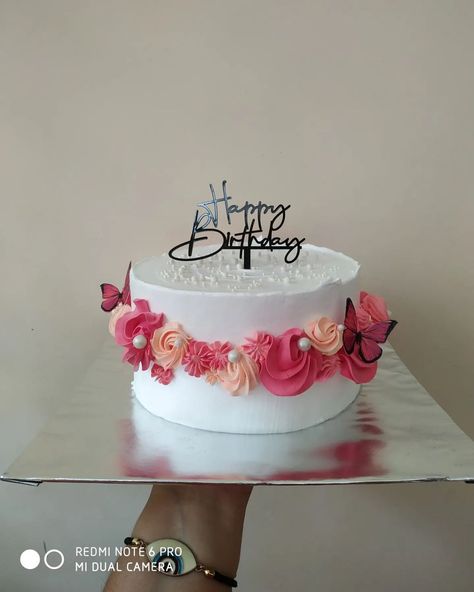 Small Fondant Cakes, Normal Cake Design, 22 Birthday Cakes, Simple Small Cake, Small Cake Designs, Simple Birthday Cake Designs, Cake Shake, Cake Topper Wedding Couple, Elegant Cake Design