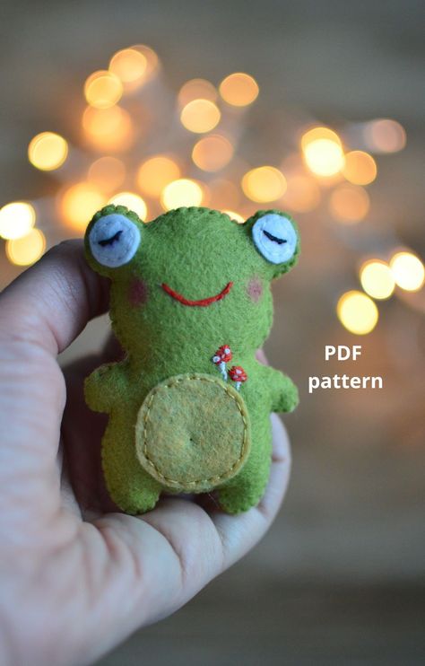 Easy tutorial on how to make frog ornament from felt.Completely hand sewn, no need a sewing machine. The size of the finished frog ~ 8 cm (3.1 inch)THIS LISTING IS FOR A DIGITAL ITEM PDFSVG PATTERN ONLY.There are no refunds or exchanges available on this item.Pattern does not include finished products, supplies or fabric.THIS LISTING IS FOR A DIGITAL ITEM PDFSVG PATTERN ONLYThere are no refunds or exchanges available on this item. Pattern does not include finished products, supplies or fabric. T Felt Plushie, Frog Ornaments, Sewing Templates, Felt Crafts Diy, Cute Sewing Projects, Felt Bunny, Pocket Hug, Sewing Stuffed Animals, Felt Pattern