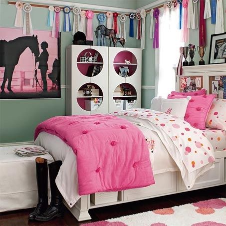 bright, modern teen-appropriate horse themed bedroom. Equestrian Bedroom, Horse Girls Bedroom, Horse Themed Bedrooms, Horse Bedroom, Horse Ribbons, Horse Room, Ideas Hogar, Girl Decor