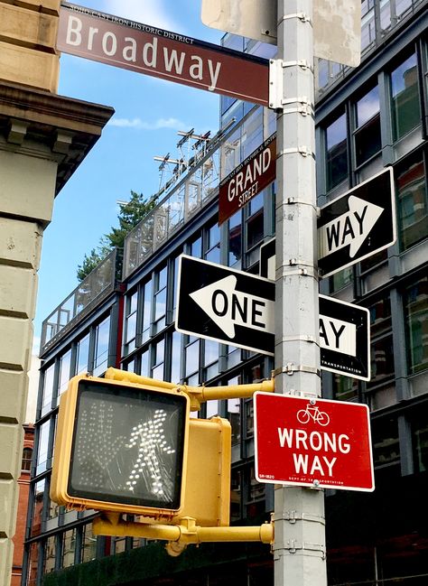 New York Traffic Light, Nyc Street Signs, New York Street Signs, New York Street Sign, Speakeasy Nyc, New York Sign, Street Signage, Metro Nyc, Nyc Street Art