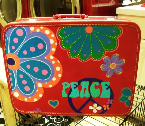 An old suitcase painted in acrylics for granddaughter. Groovy. Luggage Aesthetic Airport, Travel Bags Aesthetic, Travel Luggage Aesthetic, Suitcase Painting, Luggage Packing Tips, Airport Girl, Luggage Packing List, Luggage Painting, Vintage Suitcase Table