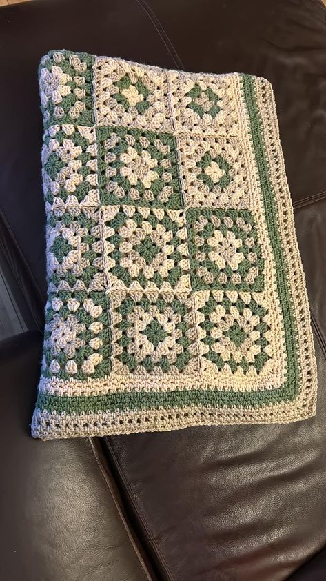 White Granny Square, Granny Square Blanket, Square Blanket, Crochet For Beginners, Granny Square, Green And Gold, Crochet Patterns, Square, Knitting