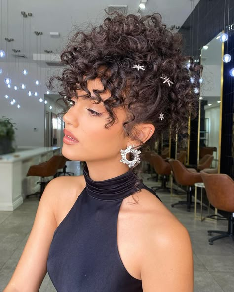 African Wedding Hairstyles, Curly Bridal Hair, Curly Hair Up, Curly Wedding Hair, Curly Updo, Penteado Cabelo Curto, African Wedding, Short Curly Hair, Curly Girl