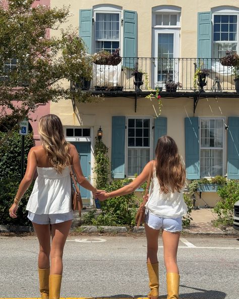 strolls around charleston 💛 Charleston Aesthetic, Perfect Things, Friends Aesthetic, Happy Things, Summer Inspo, All Grown Up, Insta Stories, Insta Inspo, Charleston Sc