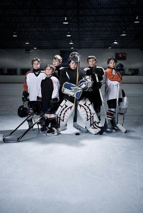 Hockey Team Photo Ideas, Hockey Family Pictures, Hockey Pictures Ideas Kids, Ice Hockey Photography, Hockey Photoshoot, Hockey Portraits, Hockey Team Photos, Sports Team Photography, Hockey Photography