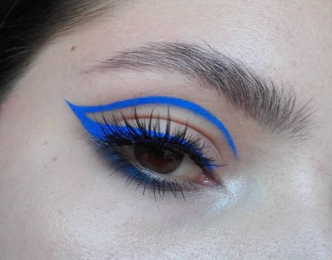 Graphic Liner Makeup Simple, Blue Graphic Liner Makeup, Race Makeup, Blue Graphic Eyeliner, Liner Bleu, Blue Graphic Liner, Coloured Liner, Colorful Liner, Eyeliner Art