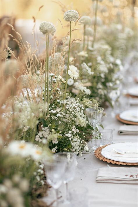 Daisy Flower Arrangements, Flower Table Decorations, Weddings In Italy, Botanical Gardens Wedding, Wedding Table Flowers, Organic Wedding, Countryside Wedding, Tuscany Wedding, Wildflower Wedding