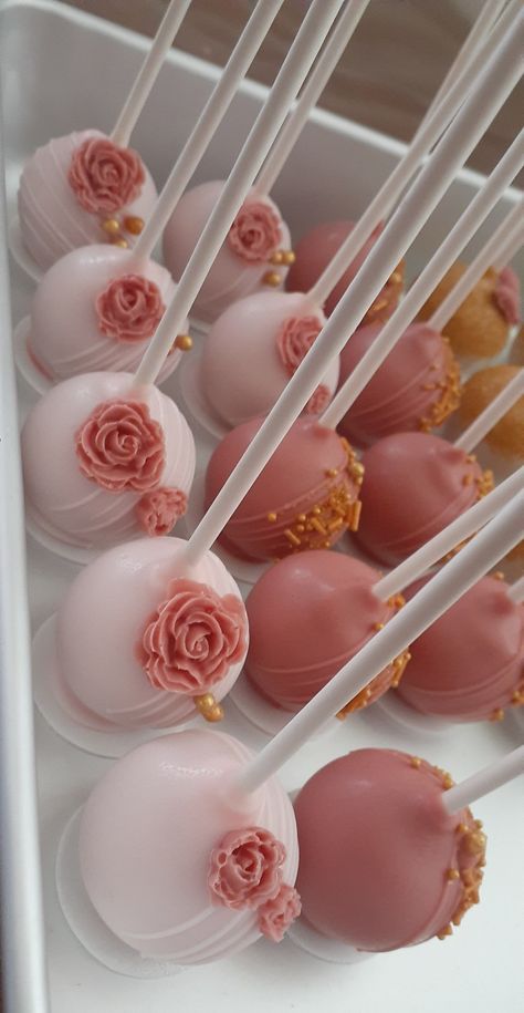 Chocolate Cake Pop Design, Cake Pops Astethic, Cake Pop Inspiration, Cakepops Design, Floral Cakepops, Floral Cake Pops, Wedding Shower Desserts, Cottagecore Cake, Fancy Cake Pops