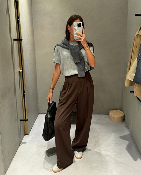 Brown Trousers Outfit Women, Brown Trousers Outfit, Slacks Outfit, Brown Pants Outfit, Silk Wide Leg Pants, Office Fits, Look Office, Autumn Winter Outfits, Brown Trousers