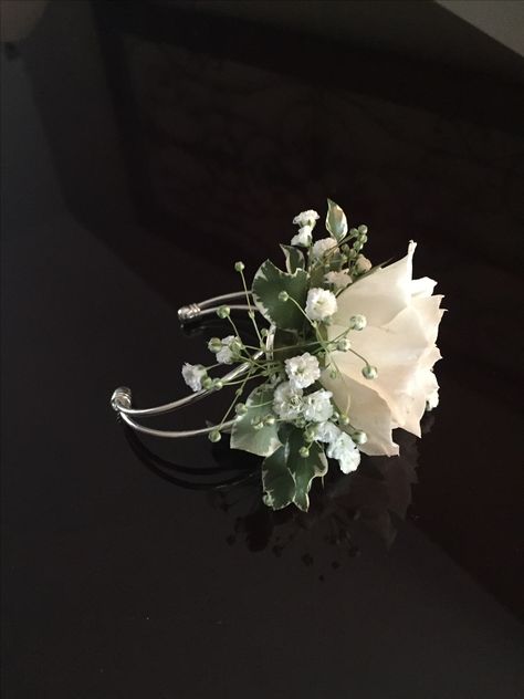 Dainty corsage Dainty Corsage Prom, Corsage Prom Green, Natural Corsage, Corsage For Green Dress, Simple Corsage Prom, Dainty Corsage, Corsage Aesthetic, Sage Green Corsage, Pretty Corsages