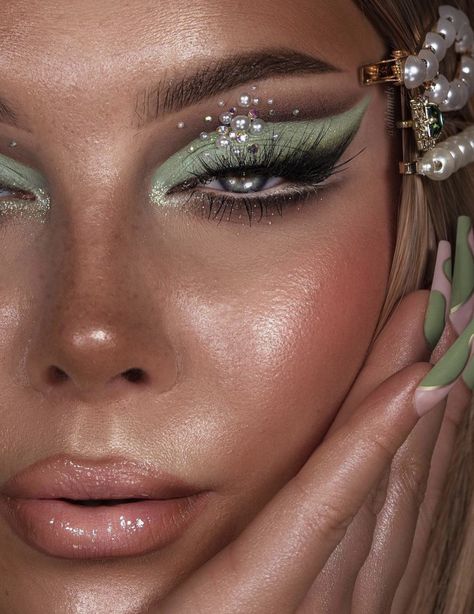 Cut Crease Eye Makeup, Blush Trend, Rhinestone Makeup, Plouise Makeup Academy, Eye Makeup Styles, Makeup For Black Skin, Green Makeup, Neutral Makeup, Glamorous Makeup