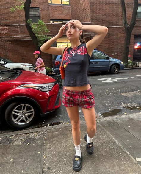 Instagram- zoifish Red Festival Outfit, Nyc Fits, Look Festival, Summer Shorts Outfits, Outfit Inspo Fall, Fashion Fits, Looks Style, Festival Outfit, Fashion Killa