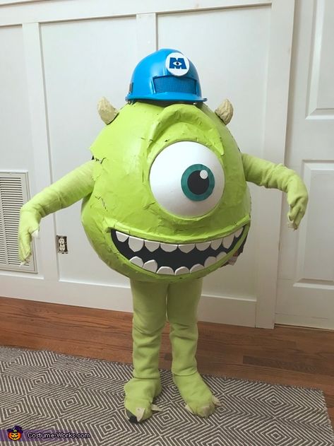 Monsters In Costumes, Monsters Inc Family Costume, Cute Monster Costume, Monsters Inc Costumes, Monster Costume Diy, Mike Wazowski Costume, Carnaval Ideas, Big Monsters, Homemade Minion Costumes