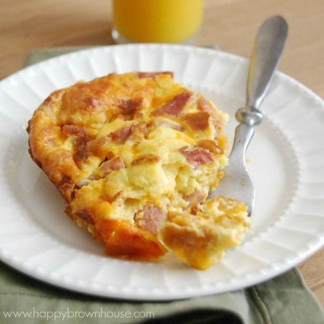 Ham Egg Cheese Casserole Slice Egg Bake No Bread, Ham And Cheese Egg Bake, Egg And Cheese Breakfast Casserole, Cheese Egg Bake, Super Breakfast, Ham Casserole Recipes, Breakfast Casserole With Bread, Breakfast Casserole Recipe, Best Breakfast Casserole