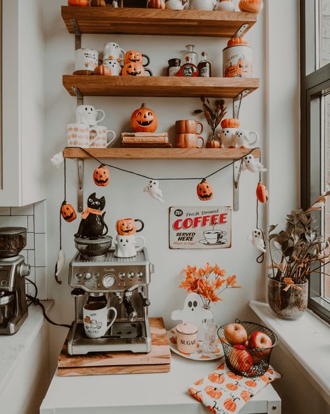 Halloween Coffee Bar, Autumn Hygge, Chocolate Station, Halloween Decor Diy, Diy Halloween Decor, Home Coffee Bar, Halloween Tattoo, Halloween Kitchen, Fall Coffee