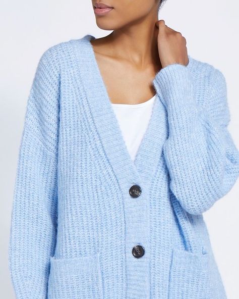 Light Blue Cardigan Outfit, Purple Cardigan Outfits, Niall Horan Concert Outfit Ideas, Cardigan Outfits Aesthetic, Blue Cardigan Outfit, Oversized Cardigan Outfit, Niall Horan Concert, Stylish Knitwear, Light Blue Cardigan