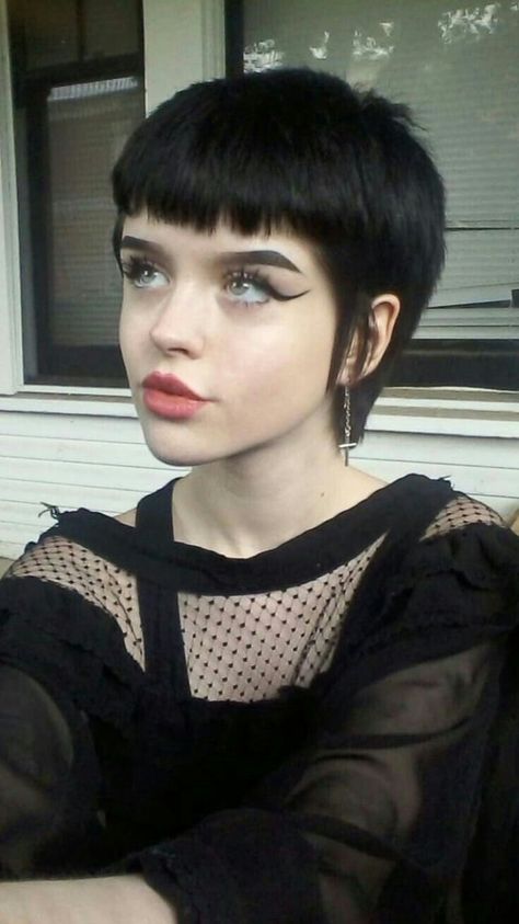 Gothic Haircuts, Buzzcut Ideas, Goth Detectives, Gothic Hairstyle, Ombre Pixie, Babydoll Goth, Goth Hairstyles, Short Punk Hair, Gothic Hairstyles