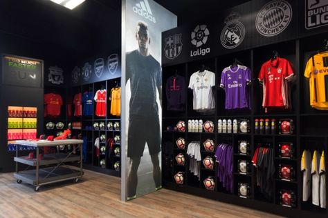 » In2Sports store by Unfold Creative Studio, Ontario – Canada Sport Shop Interior Design, Shop Decoration Ideas, Retail Shop Interior Design, Store Layout Design, Retail Store Layout, Backpack Store, Soccer Design, Soccer Store, Retail Space Design