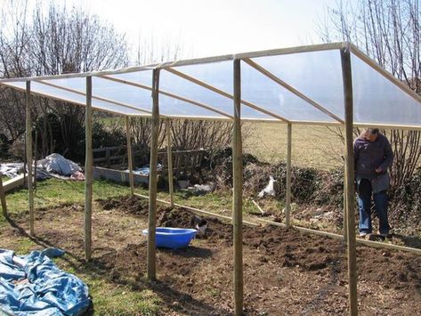 Comment fabriquer une serre de jardin ? - Blog jardinage Creative Gardening, Green House, Garden Shed, Permaculture, House Inspiration, Painting Crafts, Agriculture, Pergola, Shed