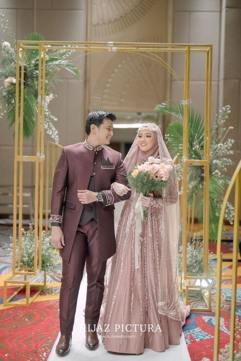 Ini kisah tentang SITI AISYAH AZ-ZAHRA anak pesantren yang dinikahka… #fiksiremaja # Fiksi Remaja # amreading # books # wattpad Gaun Resepsi Hijab, Baju Akad Nikah Muslim Syari, Pose Tunangan, Akad Dress, Islamic Bride, Jas Wedding, Wedding Dress Hijab, Wedding Hijab Styles, Kebaya Wedding