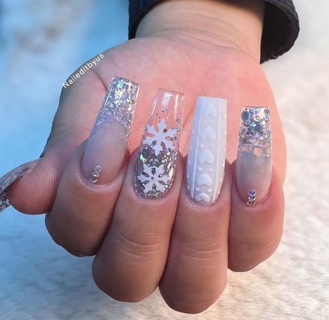 Crystal Clear White & Nude Christmas Acrylic Nails Red Acrylics, Christmas Acrylic Nails, Manicure Images, Snowflake Patterns, Water Marble Nails, Acrylic Nail Set, Nail Blog, Christmas Nails Acrylic, Marble Nails