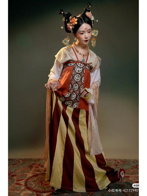 Tang Dynasty Fashion, Tang Dynasty Clothing, Traditional Vietnamese Clothing, Chinese Dynasties, Empresses In The Palace, Chinese Fancy Dress, Hanfu Hairstyles, Chinese Traditional Dress, Modern Kimono