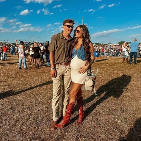 Rodeo Outfits For Pregnant Women, Pregnant Country Outfits, Pregnant Rodeo Outfit, Maternity Cowgirl Outfits, Pregnant Cowgirl Outfits, Pregnant Western Outfits, Pregnant Concert Outfit, Pregnant Cowgirl, Outfits For Pregnant Women