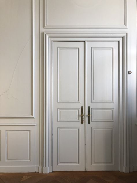 European Style Door Design, Solid French Doors Interior, Fancy Doors Interior, Neo Classic Door Design, French Neoclassical Interior, Modern Classic Door, Solid French Doors, Parisian Doors, Apartment Doors