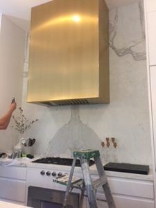 Statement range hood - Avenue Metal in Chicago Modern Kitchen Hood, Brass Range Hood, Modern Range Hood, Kitchen Hood Ideas, Kitchen Range Hoods, Kitchen Hood Design, Kitchen Vent Hood, Kitchen Vent, Custom Sinks