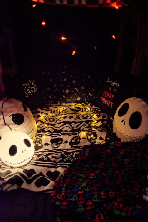 Aesthetic Halloween Bedroom, Halloween Room Ideas, Halloween Sleepover Ideas, Pajama Party Kids, Spooky Sleepover, Nightmare Before Christmas Games, Sleepover Fort, Fall Sleepover, Spooky Activities