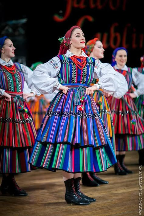 Polish Folk Dress, Polish Traditional Costume, Polish Costume, Polish Dress, Poland Photography, Poland Culture, Polish Folklore, Poland Fashion, Polish Clothing