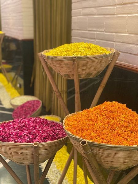 Haldi Decoration Props, Flower Petal Basket, Basket Decoration Wedding Indian, Haldi Props Ideas, Cane Baskets Decoration Ideas, Baskets Wedding Decor, Mehendi Props, Wedding Props Ideas, Haldi Props