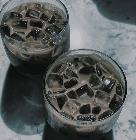 Cute Grunge Aesthetic, Iced Black Coffee, Cute Grunge, Aesthetic 2024, Coffee Girl, Coffee Aesthetic, Iced Latte, Cold Brew Coffee, Cafe Food