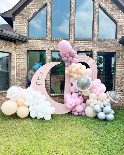 Shimmer & Confetti on Instagram: “Love you to the Moon and Back! Peep those planet balloons.....how cute! By @event_fullyyours . . . #shimmerandconfetti #inspo #pastel…” Two The Moon And Back Birthday Party Girl, We Love You Two The Moon Birthday, I Love You Two The Moon And Back Party, Girl Astronaut Party, Baby Girl 2nd Birthday Ideas, Two The Moon Birthday Party Girl, Space Balloons, Planet Balloons, Moon Baby Shower Theme