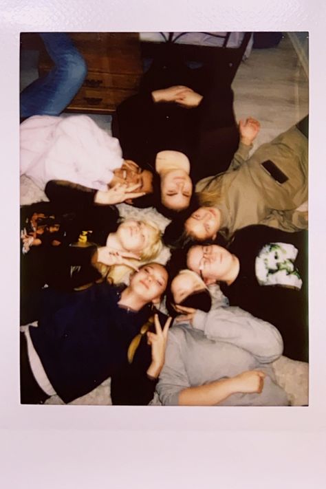 80s Best Friends Aesthetic, Polaroid Pics With Friends, Polariod Aesthetic Girl, Polaroid Pictures Aesthetic Friends, Polaroid Aesthetic Friends, Polaroid Inspo Friends, Polaroids With Friends, Cute Polaroid Pictures With Friends, Group Polaroid Pictures