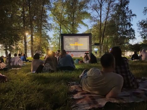 Outdoors cinema picnic aesthetic summer idea Picnic Aesthetic, Outdoor Cinema, Aesthetic Summer