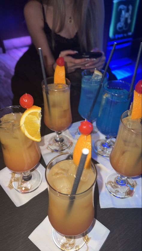 Foto Cocktail, Cocktail Snap, Bar Snaps, Bar Pics, Alcohol Pictures, Party Night Club Aesthetic, Pretty Alcoholic Drinks, Recipe Drawing, Foto Fake