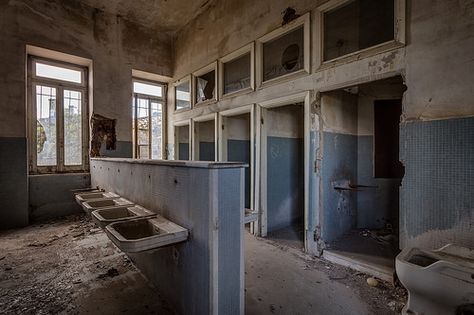 bathroom, abandoned orphanage Camp Hero, School Bathroom, Abandoned Asylums, Abandoned Hospital, House Blueprints, Kids Bath, Life Inspiration, Abandoned Places, Building