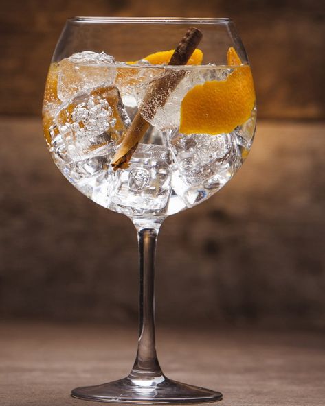 Spanish Cocktails, Gin Based Cocktails, People Drinking, Orange And Cinnamon, Engraved Glassware, Message Logo, Zucchini Puffer, T Craft, Craft Gin