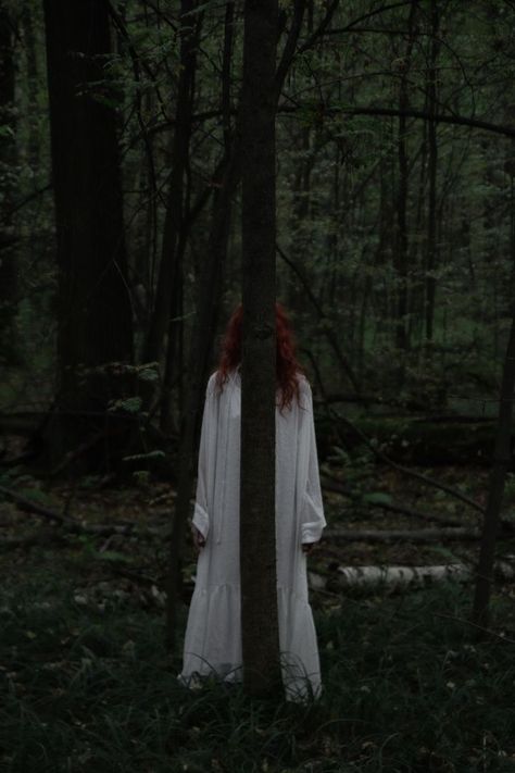 Creepy Forest Photoshoot, Dark Forest Photoshoot, Creepy Photoshoot Ideas, Witch In Forest, Goth Photoshoot Ideas, Photoshoot In Forest, Horror Photoshoot Ideas, Photoshoot Forest, Mysterious Photography