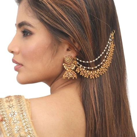 We have the top of the line collection of Maang Tikka for women online. Shop the latest collection of maang tikka & Hair clips online. Chain Hairstyles, Trendy Hair Accessories, Traditional Bridal Jewelry, Vintage Attire, Hairstyles Design, Hair Brooch, Gold Earrings Models, Gold Necklace Indian, Silver Jewellery Online