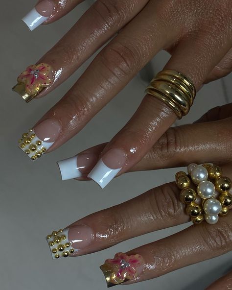 Gold Bling Acrylic Nails, Nail Suggestions, Ongles Bling Bling, Bell Gardens, Cross Nails, Short Square Acrylic Nails, Gem Nails, Square Acrylic Nails, Luxury Nails