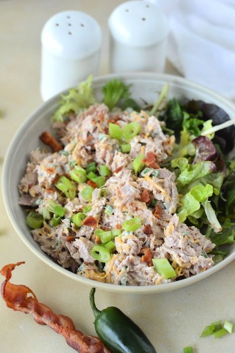 Rethink tuna salad - it's not so boring anymore! Jalapeno tuna salad tastes just like jalapeno poppers, and has 1 gram net carbs in each serving.  Jalapeno Tuna Salad  Are you a fan of jalapeno poppers? I love them so much that I created a bunch of different recipes inspired by them. Keto jalapeno popper soup is creamy and comforting. Jalapeno poppper chicken chaffles make it easy to eat on the go. In fact, I love this combination so much that I also made mini jalapeno poppers with tuna! They ar Keto Jalapeno, Fresh Tuna, Low Carb Easy, Tuna Salad Recipe, Jalapeno Popper, Spicy Tuna, Yummy Salad Recipes, Jalapeno Poppers, Everything Bagel